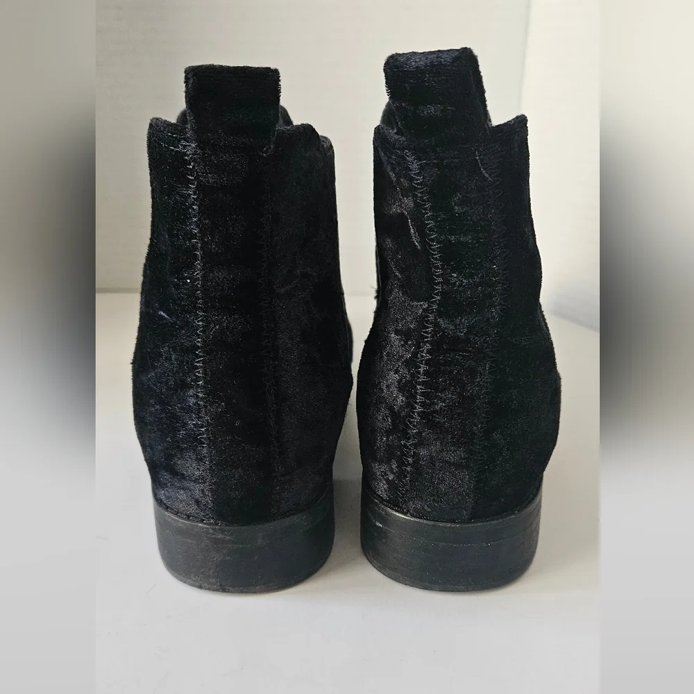 TOMS Ella Chelsea Black‎ Crushed Velvet Ankle Boots Size 9.5